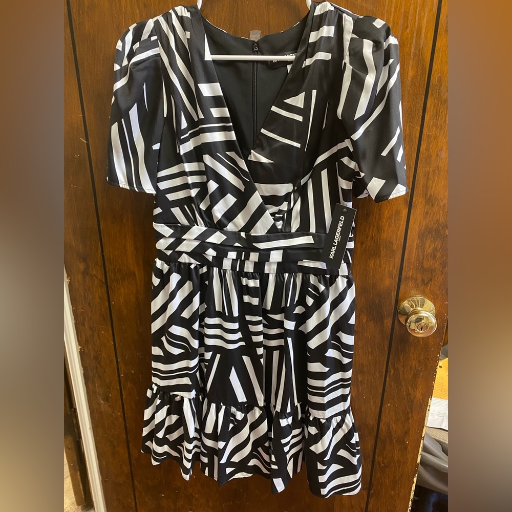 NWT $158 Women KARL LAGERFELD Short Sleeve Surplice Mini Dress white black Sz 8